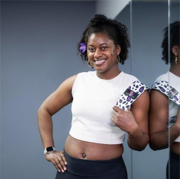 VSJ健身的Valarie James在她的健身工作室里摆姿势拍照.